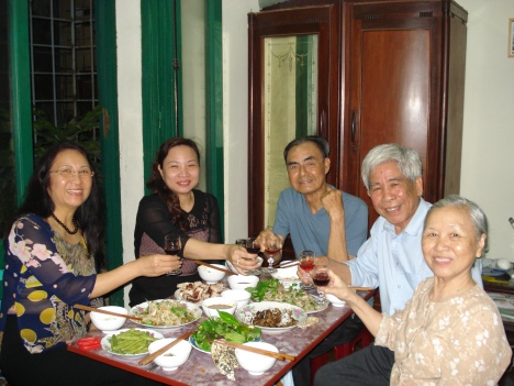 Từ trái qua: Hoàng Thị Thúy Bình, Vũ Thị Hải, Đỗ An Bình, Bùi Ngọc Tấn và vợ.