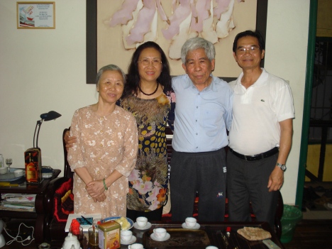Chụp với vợ chồng Phạm Hồng Phong và Hoàng Thị Thúy Bình 