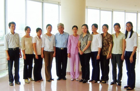 Nhà văn Bùi Ngọc Tấn chụp ảnh kỷ niệm với các học viên cao học trường Đại học Sư Phạm thành phố HCM sau buổi nói chuyện.